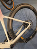 Hinterrad mit Carbonfelge an weißem Fahrrad mit roten Streifen.