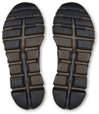 Blick auf die Sohlen brauner Schuhe mit schwarzen Elementen und Cloudtec-Logo.