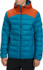 Blaue Daunenjacke mit orangefarbenem Sattel und Kapuze.
