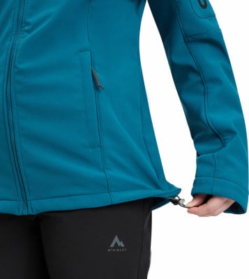 Blaue Jacke mit Reißverschlusstasche und Kordelzug am Saum. Blaue Jacke mit Reißverschlusstasche und Kordelzug am Saum.