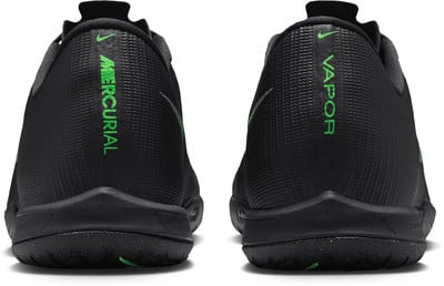 Schwarze Schuhe mit grüner Beschriftung Mercurial und Vapor. Schwarze Schuhe mit grüner Beschriftung Mercurial und Vapor.
