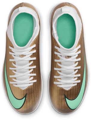 Goldene Fußballschuhe mit weißen Schnürsenkeln und grünem Nike-Logo.