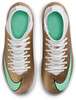 Goldene Fußballschuhe mit weißen Schnürsenkeln und grünem Nike-Logo.