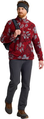 Mann mit rotem Fleece-Pullover mit Aufdruck und Rucksack über der Schulter. Mann mit rotem Fleece-Pullover mit Aufdruck und Rucksack über der Schulter.