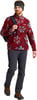 Mann mit rotem Fleece-Pullover mit Aufdruck und Rucksack über der Schulter.