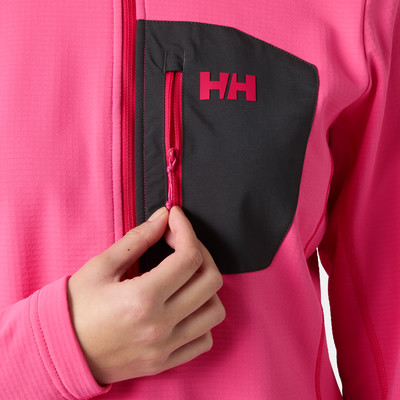 Eine rosa Jacke mit schwarzer Tasche und Reißverschluss, HH-Logo.