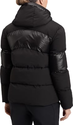 Rückansicht einer schwarzen Daunenjacke mit glänzenden Einsätzen und Kapuze. Rückansicht einer schwarzen Daunenjacke mit glänzenden Einsätzen und Kapuze.