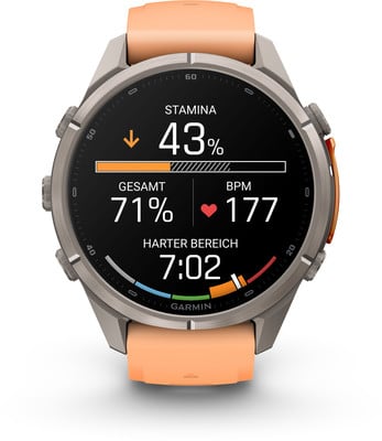 Eine Smartwatch mit orangefarbenem Armband zeigt Trainingsdaten und Herzfrequenz an. Eine Smartwatch mit orangefarbenem Armband zeigt Trainingsdaten und Herzfrequenz an.