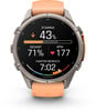 Eine Smartwatch mit orangefarbenem Armband zeigt Trainingsdaten und Herzfrequenz an.