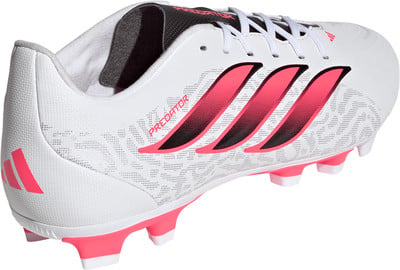 Weiße Adidas Predator Fußballschuhe mit rosa Streifen und schwarzem Schriftzug.
