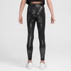 Damen-Leggings in Schwarz mit Metallic-Print und weißen Sneakern.