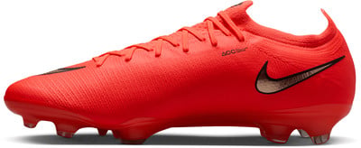 Ein roter Nike Fußballschuh mit schwarzem Logo und goldenen Details. Ein roter Nike Fußballschuh mit schwarzem Logo und goldenen Details.