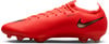 Ein roter Nike Fußballschuh mit schwarzem Logo und goldenen Details.