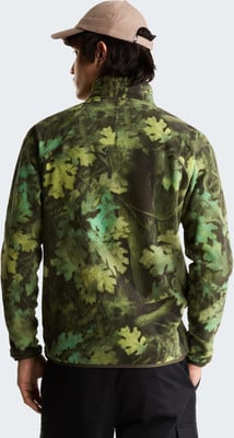 Rückansicht eines Mannes in einer grünen Fleecejacke mit Blattmuster und einer beige Kappe. Rückansicht eines Mannes in einer grünen Fleecejacke mit Blattmuster und einer beige Kappe.