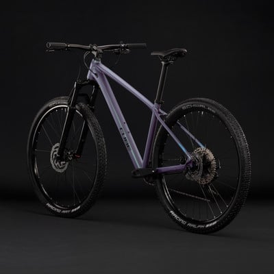 Lila Cube Mountainbike mit schwarzen Rädern und Federung. Lila Cube Mountainbike mit schwarzen Rädern und Federung.