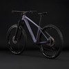 Lila Cube Mountainbike mit schwarzen Rädern und Federung.