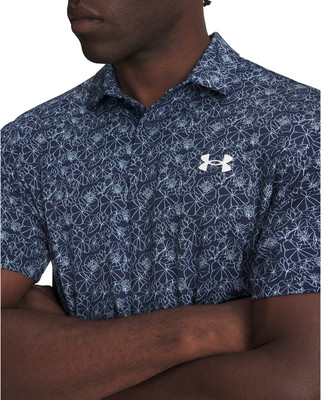 Herren-Poloshirt in Dunkelblau mit Blumenmuster und Under Armour Logo. Herren-Poloshirt in Dunkelblau mit Blumenmuster und Under Armour Logo.