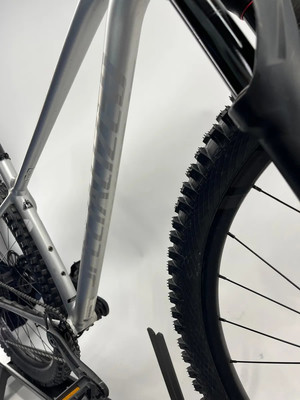 Silbernes Mountainbike mit großem Vorderrad und Federgabel. Silbernes Mountainbike mit großem Vorderrad und Federgabel.