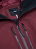 Detail einer Peak Performance Jacke mit Logo und Reißverschlüssen.
