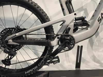 Detail des Hinterrads eines Mountainbikes mit Dämpfer und Antrieb. Detail des Hinterrads eines Mountainbikes mit Dämpfer und Antrieb.