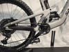 Detail des Hinterrads eines Mountainbikes mit Dämpfer und Antrieb.