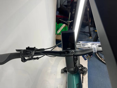 Detail eines Bosch E-Bike-Lenkers mit Display und Bedienelement. Detail eines Bosch E-Bike-Lenkers mit Display und Bedienelement.