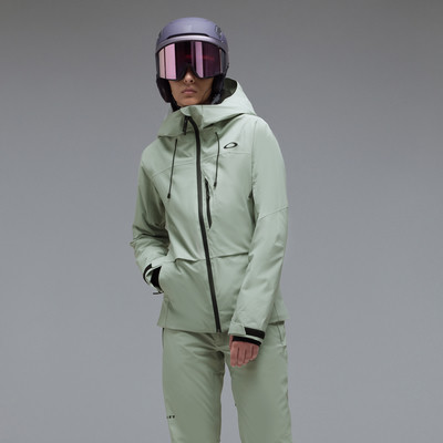 Model in mintgrüner Skijacke und Hose, mit Helm und Brille.