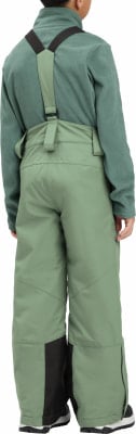 Rückansicht eines Jungen in grüner Latzhose und Fleecejacke. Rückansicht eines Jungen in grüner Latzhose und Fleecejacke.