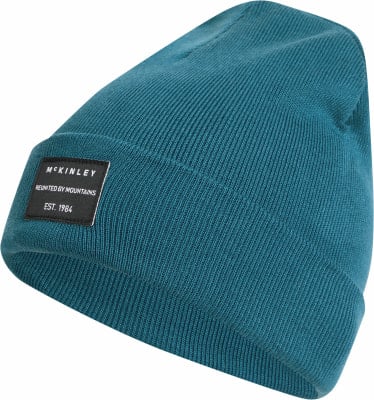 Eine blaue Rippstrickmütze von McKinley mit Logo und Gründungsjahr. Eine blaue Rippstrickmütze von McKinley mit Logo und Gründungsjahr.