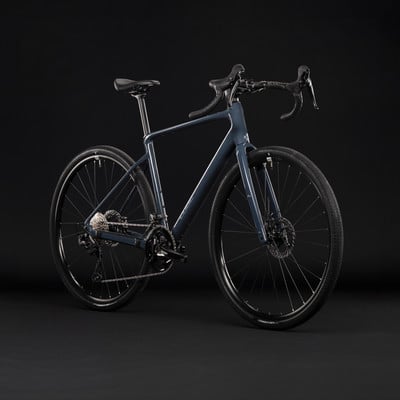Dunkelblaues Gravelbike mit Scheibenbremsen und schwarzen Felgen. Dunkelblaues Gravelbike mit Scheibenbremsen und schwarzen Felgen.