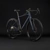 Dunkelblaues Gravelbike mit Scheibenbremsen und schwarzen Felgen.