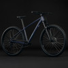 Ein dunkelblaues Mountainbike mit Federgabel und schwarzen Rädern.