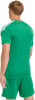 Ein Mann in grüner Sportkleidung mit weißen Streifen an den Schultern.