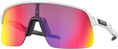 Moderne weiße Sportbrille mit farbigen Gläsern und Oakley-Logo. Moderne weiße Sportbrille mit farbigen Gläsern und Oakley-Logo.