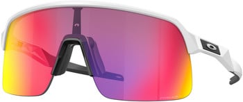 Moderne weiße Sportbrille mit farbigen Gläsern und Oakley-Logo.
