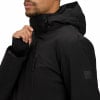 Mann in einem schwarzen Wintermantel mit Kapuze, Detail an Ärmel und Tasche.
