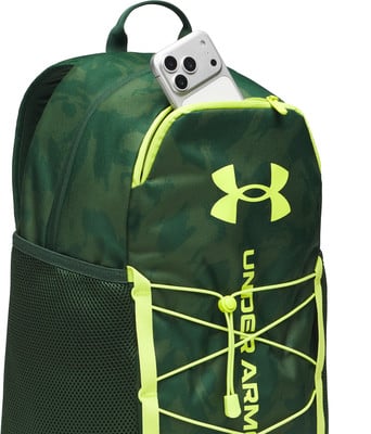 Grüner Under Armour Rucksack mit gelbem Logo und Handy in Tasche. Grüner Under Armour Rucksack mit gelbem Logo und Handy in Tasche.