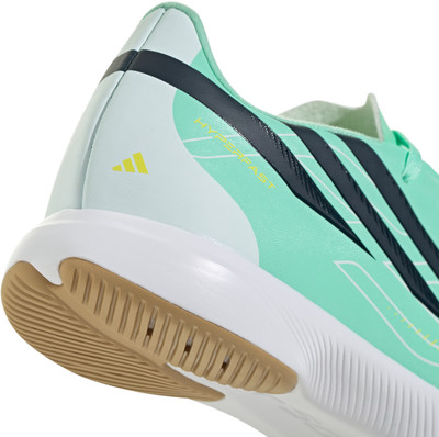 Nahaufnahme der Rückseite eines grünen Adidas-Schuhs mit Logo und Schriftzug. Nahaufnahme der Rückseite eines grünen Adidas-Schuhs mit Logo und Schriftzug.
