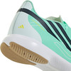 Nahaufnahme der Rückseite eines grünen Adidas-Schuhs mit Logo und Schriftzug.