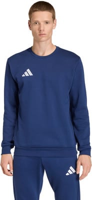 Ein Mann in einem dunkelblauen Trainingsanzug mit Adidas-Logo auf Brust und Bein. Ein Mann in einem dunkelblauen Trainingsanzug mit Adidas-Logo auf Brust und Bein.