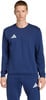 Ein Mann in einem dunkelblauen Trainingsanzug mit Adidas-Logo auf Brust und Bein.