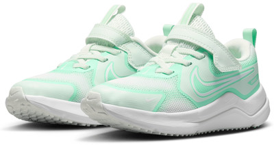 Kinder-Turnschuhe von Nike in Minzgrün mit weißer Sohle und Klettverschluss.