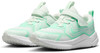 Kinder-Turnschuhe von Nike in Minzgrün mit weißer Sohle und Klettverschluss.