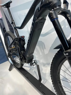 Schwarzes E-Mountainbike mit Federung und integriertem Akku. Schwarzes E-Mountainbike mit Federung und integriertem Akku.