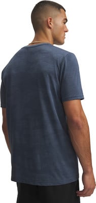 Rückansicht eines Mannes in einem dunkelblauen kurzärmeligen T-Shirt und schwarzen Shorts. Rückansicht eines Mannes in einem dunkelblauen kurzärmeligen T-Shirt und schwarzen Shorts.