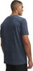 Rückansicht eines Mannes in einem dunkelblauen kurzärmeligen T-Shirt und schwarzen Shorts.