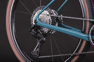 GRX-Schaltwerk an einem Mountainbike mit Kassette und Kette.