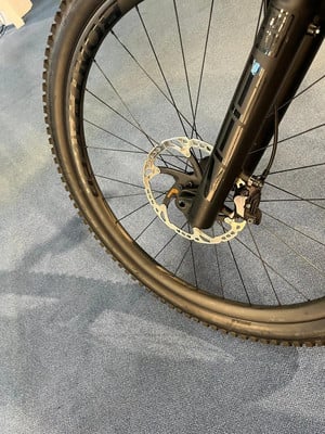 Detail eines Mountainbike-Vorderrads mit Scheibenbremse. Detail eines Mountainbike-Vorderrads mit Scheibenbremse.