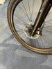 Detail eines Mountainbike-Vorderrads mit Scheibenbremse.