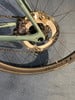 Detail eines Fahrrad-Hinterrads mit Scheibenbremse und Roval-Felge.
